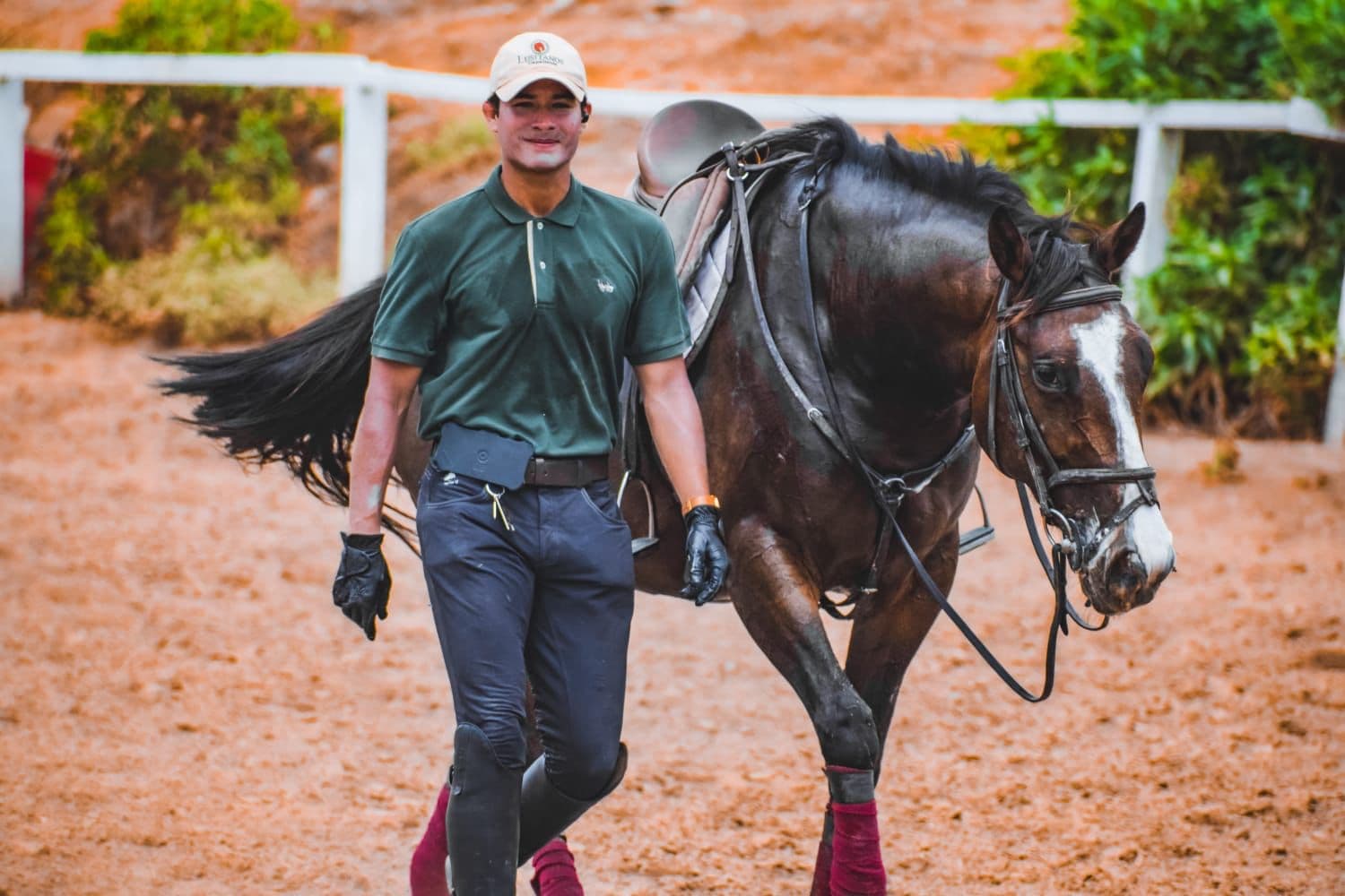 Manu Campos junto a su caballo en el picadero